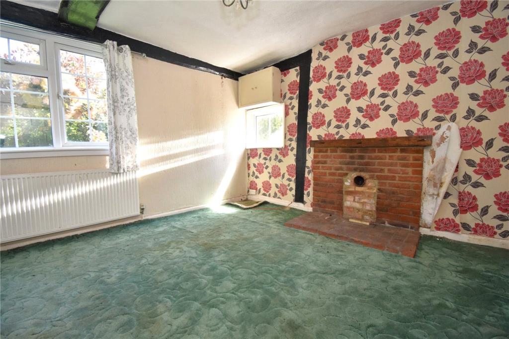 Lot: 103 - SEMI-DETACHED FARM COTTAGE FOR IMPROVEMENT - Sittting Room with fireplance and two windows